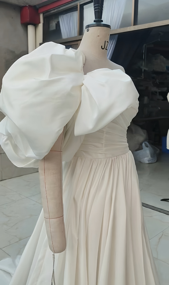 上質なウェディングドレス　オフホワイト　Aライン　フロントスリット　ワンスリーブ　サイズオーダー可能　実写　ワンショルダ 4枚目の画像
