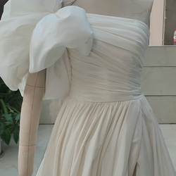 上質なウェディングドレス　オフホワイト　Aライン　フロントスリット　ワンスリーブ　サイズオーダー可能　実写　ワンショルダ 2枚目の画像