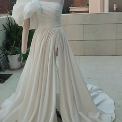 上質なウェディングドレス　オフホワイト　Aライン　フロントスリット　ワンスリーブ　サイズオーダー可能　実写　ワンショルダ 3枚目の画像