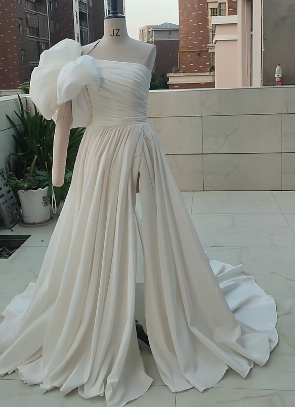 上質なウェディングドレス　オフホワイト　Aライン　フロントスリット　ワンスリーブ　サイズオーダー可能　実写　ワンショルダ 3枚目の画像