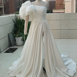 上質なウェディングドレス　オフホワイト　Aライン　フロントスリット　ワンスリーブ　サイズオーダー可能　実写　ワンショルダ 5枚目の画像