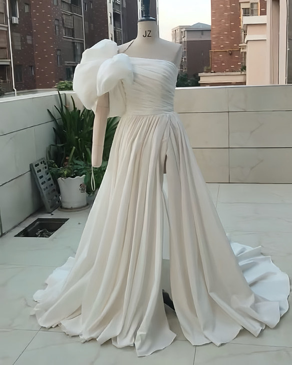 上質なウェディングドレス　オフホワイト　Aライン　フロントスリット　ワンスリーブ　サイズオーダー可能　実写　ワンショルダ 5枚目の画像
