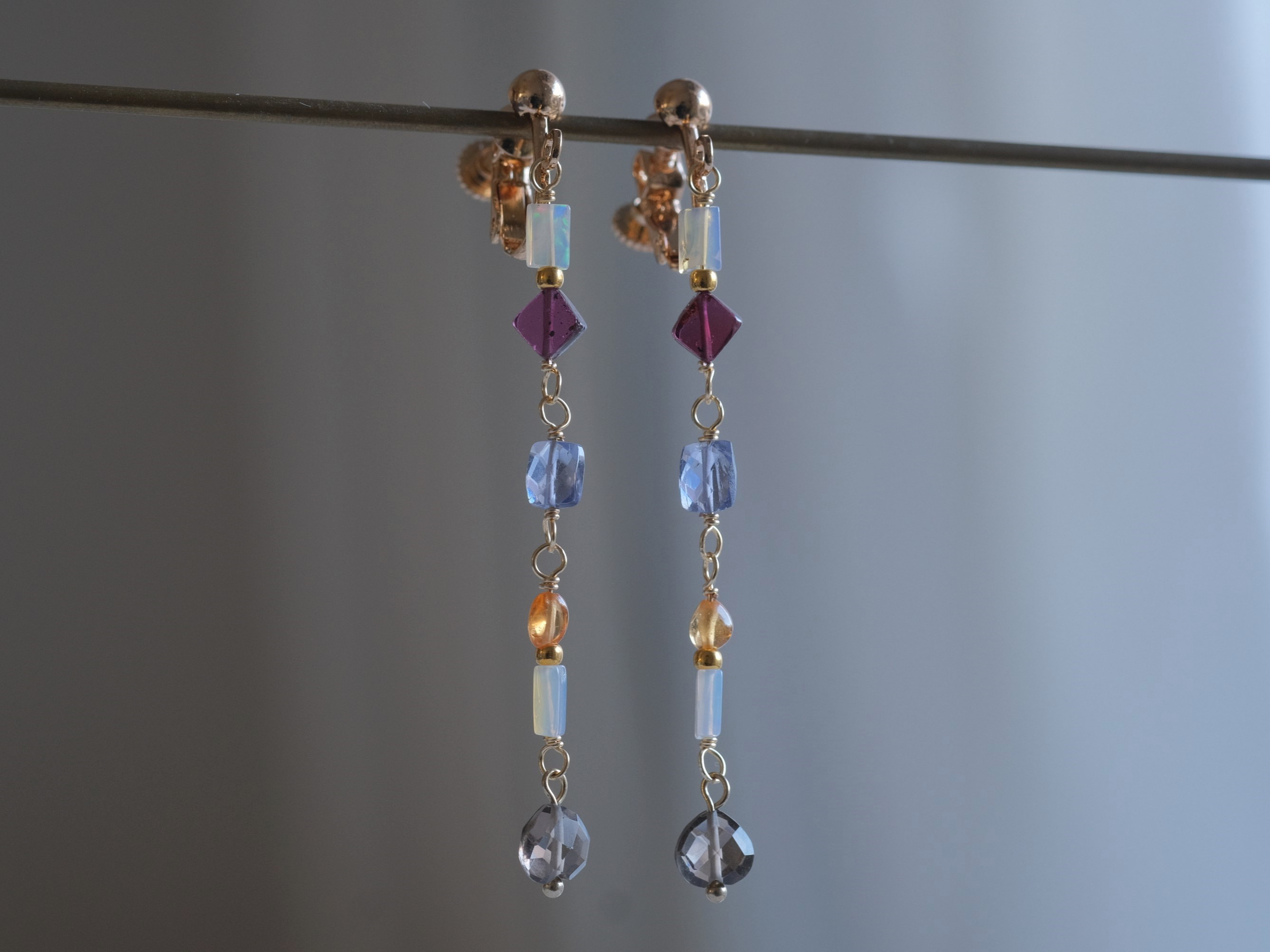 Árstíðabundin skemmtun earring：天然石ピアス・イヤリング 　オパール×ガーネット×アイオラ