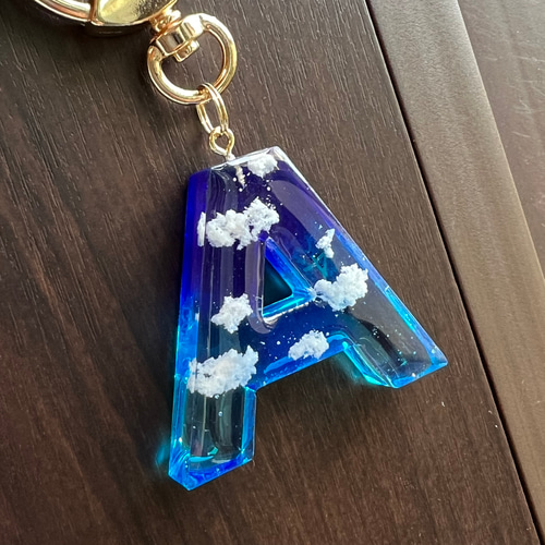 maresesese 　イニシャルキーホルダー　青　ハンドメイド　冬　雪 Oceanlea イニシャルキーホルダー（青グラデーション） | Lino lea