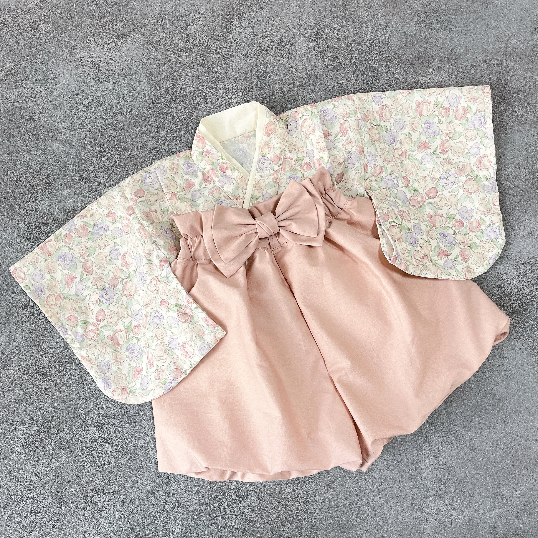 送料無料【60-70 】ベビー袴　チューリップ✖︎くすみピンクの袴