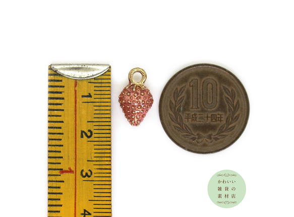 スモーキーピンクのアンティークな雰囲気のいちごの小さめ立体エナメルチャーム（ゴールド）2個セット #CE-0248 4枚目の画像