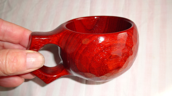 赤レンガ色の一木彫りコーヒーカップ 2枚目の画像