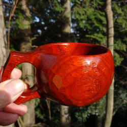 赤レンガ色の一木彫りコーヒーカップ 1枚目の画像