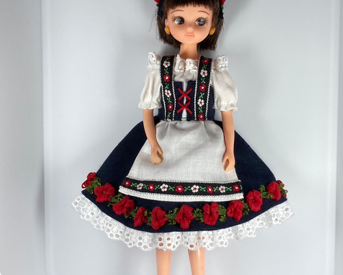 ニューリカちゃん箱入りドレスは『チロリアン』着用