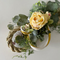 [完売しました]黄色いバラと丸葉ユーカリのお正月しめ縄飾り｜アーティフィシャルフラワー 5枚目の画像