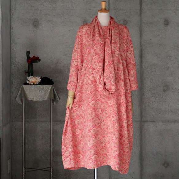 花唐草模様のワンピース   フリーサイズ  ロングスヌード付き　着物リメイク　kimono 1枚目の画像