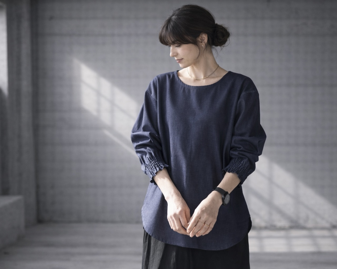 岡山倉敷市児島デニムで魅せる、シャーリング袖のシンプルなブラウス／8オンスデニムシャツ／デニムシャーリングトップス