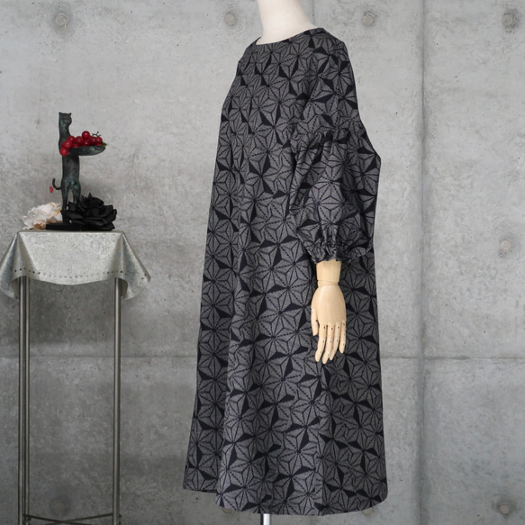 紬のワンピース　 麻の葉模様　パフ袖　Aライン　フリーサイズ　着物リメイク 4枚目の画像