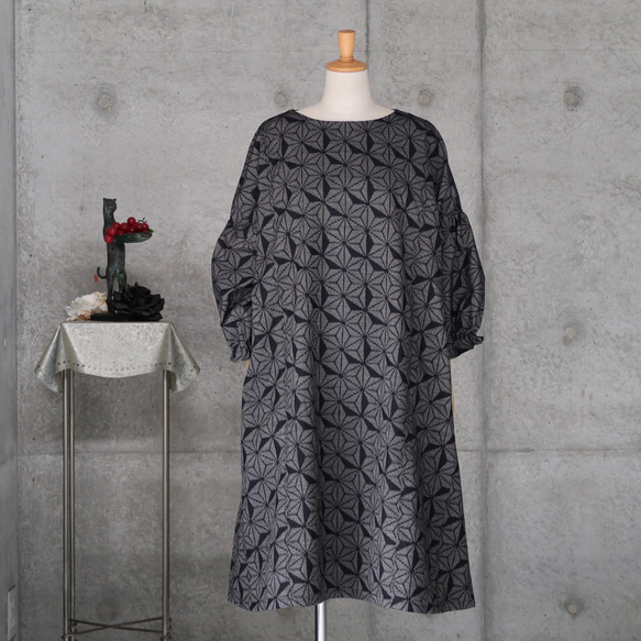 紬のワンピース　 麻の葉模様　パフ袖　Aライン　フリーサイズ　着物リメイク 1枚目の画像