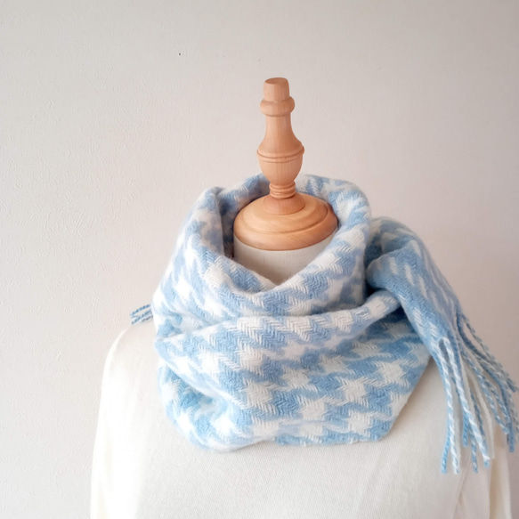 手織りラムウールカシミヤのマフラー （サックスブルー×ホワイト） 2枚目の画像
