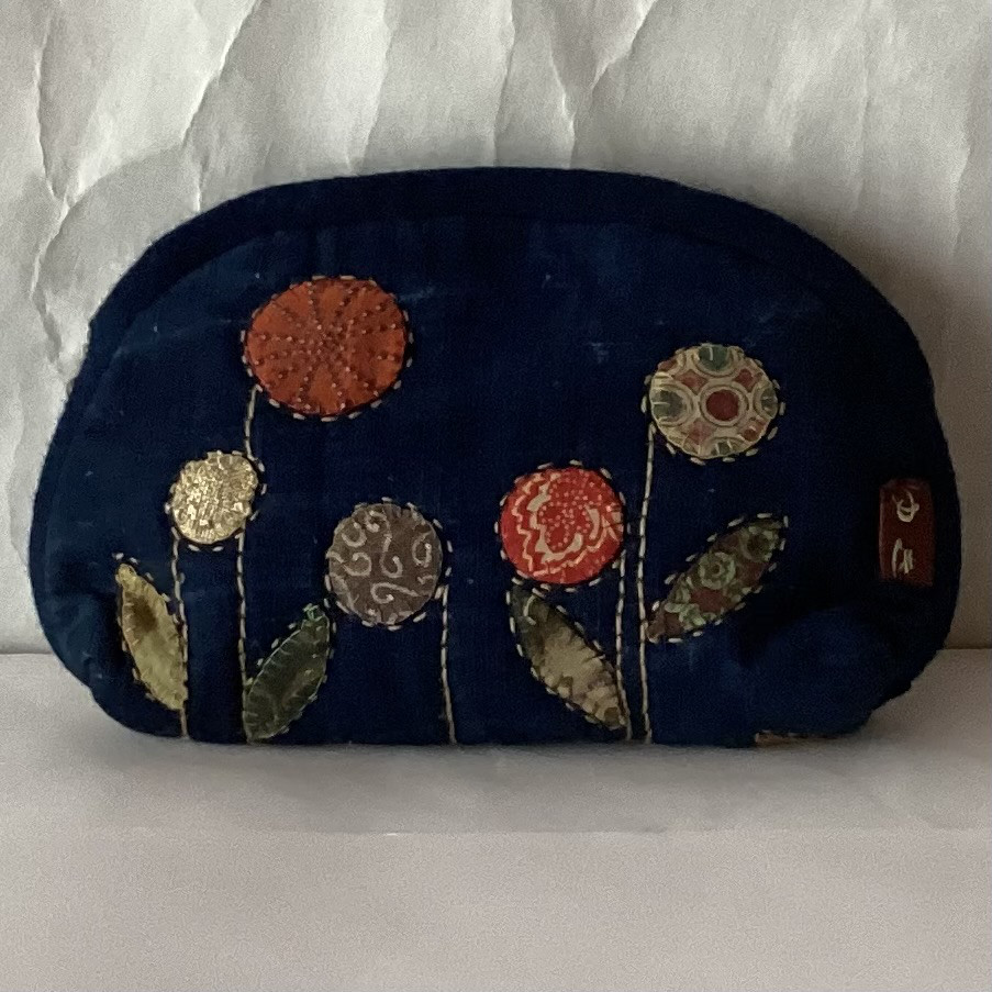 藍染め布に　アップリケのポーチ