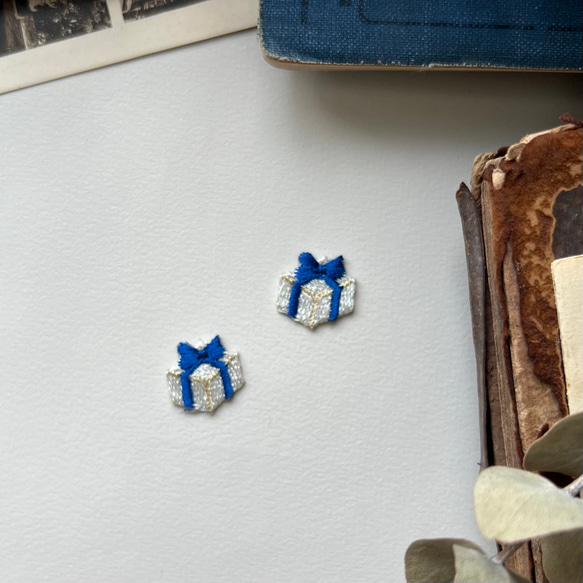 プレゼント【ブルー】2個セット /アイロンワッペン/刺繍 1枚目の画像