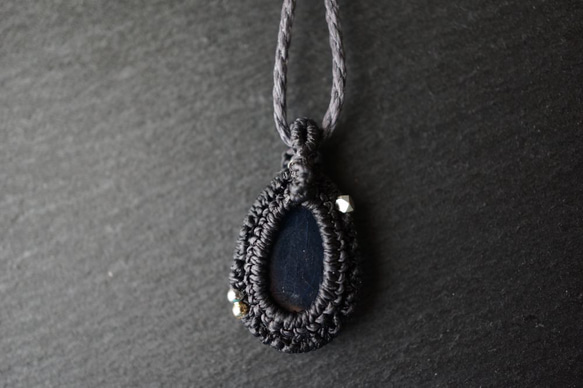 宝石質ブラックラブラドライトのマクラメネックレス - 漆黒 -＜一点物＞ 6枚目の画像