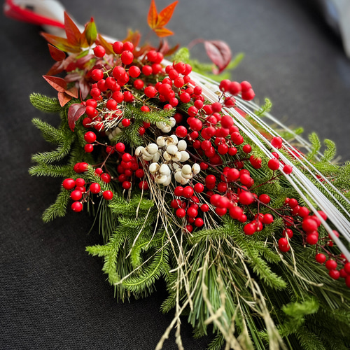 大王松・五葉松・ヒカゲノカズラ・南天・水引…縁起物を合わせた