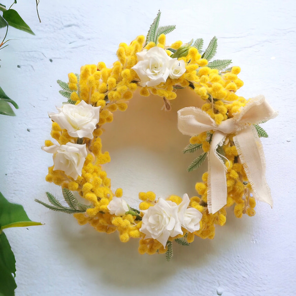ミモザ＆ホワイトローズリース選べるリボン（アーティフィシャルフラワー造花）無料ギフトラッピング 2枚目の画像