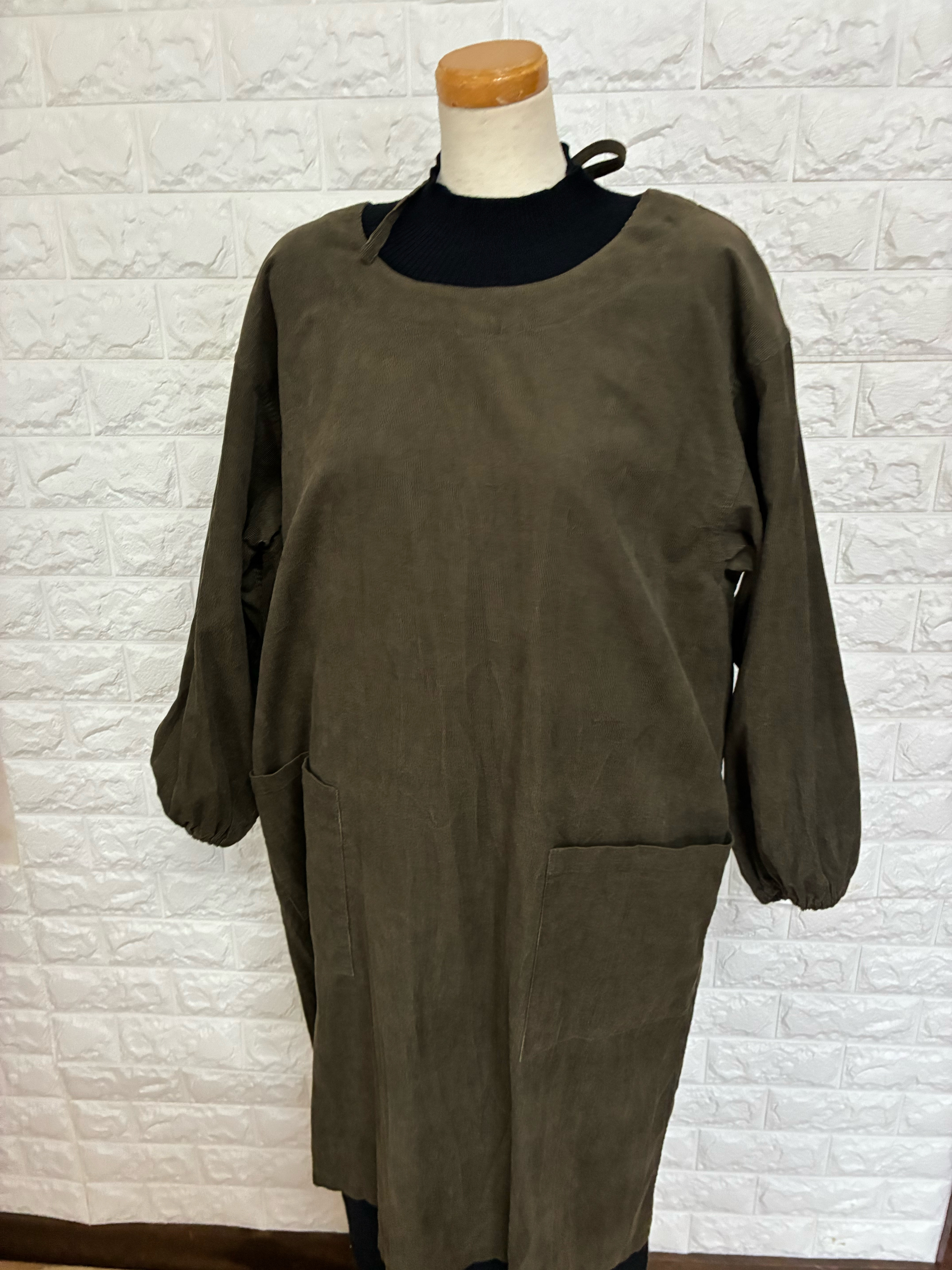 カーキ色の シャツコールテン地の 割烹着