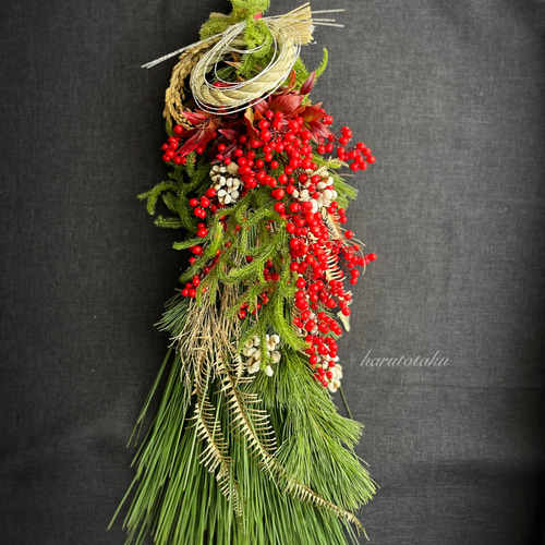 大王松・五葉松・ヒカゲノカズラ・南天・水引…縁起物を合わせた