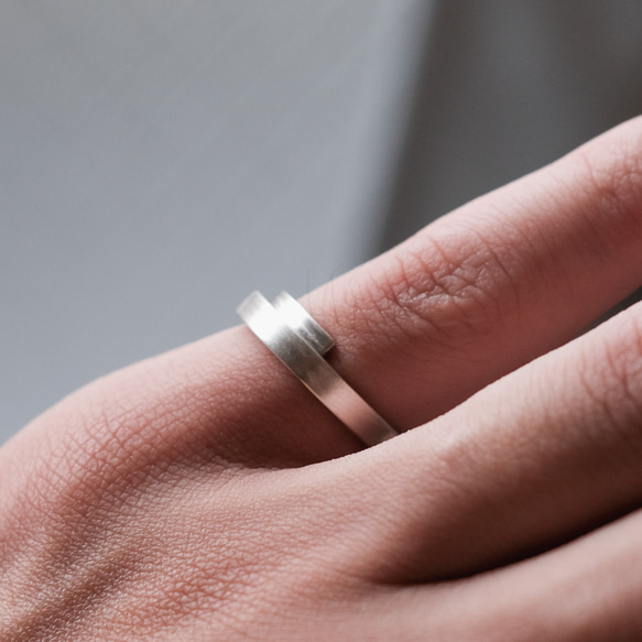 抱擁する銀の指輪 / 3mm / 指輪 シンプル 槌目 シルバー silver925 ピンキーリング ペアリング ギフト 1枚目の画像