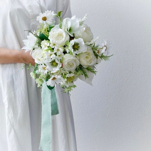 花屋が束ねるホワイトグリーンのブーケ(ブートニア付き)/ウェディング