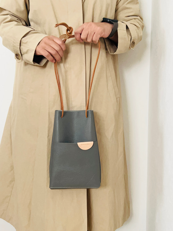 モノトーン 革の巾着バッグ3way Leather Drawstring Bag 2枚目の画像