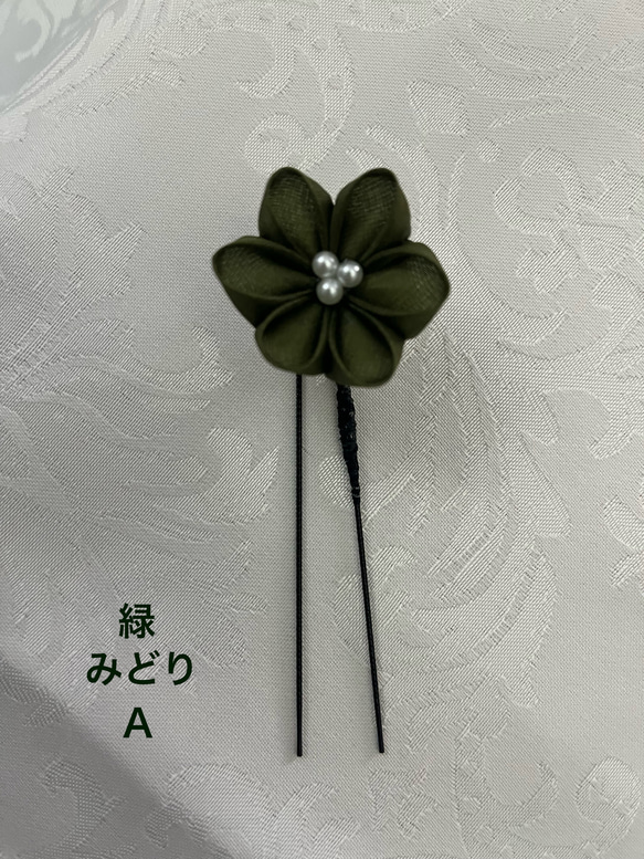 つまみ細工の髪飾り　正絹生地使用　６枚の花びらでお作りしました。８色からお選びいただけます　成人式　七五三　卒業式　 3枚目の画像