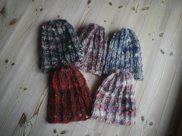 手紡ぎの空気を含んだとても軽い一点もの　airy beanie 1枚目の画像