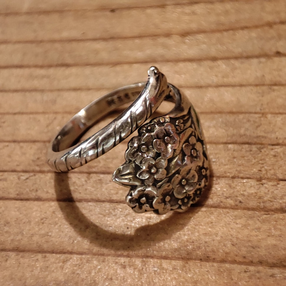 イギリス小花柄アンティークプーンのリメイクリング_0834 レトロかわいいデザインの指輪です 2枚目の画像