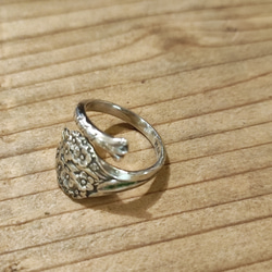 イギリス小花柄アンティークプーンのリメイクリング_0834 レトロかわいいデザインの指輪です 4枚目の画像