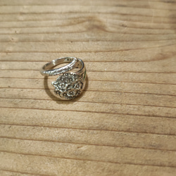 イギリス小花柄アンティークプーンのリメイクリング_0834 レトロかわいいデザインの指輪です 3枚目の画像