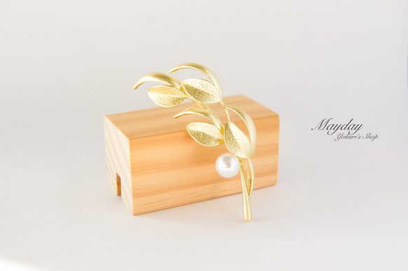 『ゴールドの葉とパールの輝きブローチ』 2枚目の画像