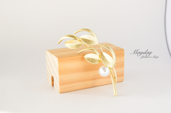 『ゴールドの葉とパールの輝きブローチ』 1枚目の画像