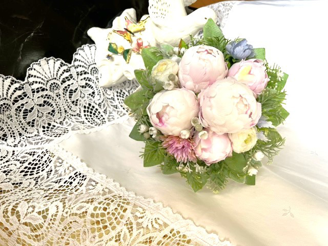 ピオニーのクラッチブーケ（ブートニアの2点セット）　ウェディング・披露宴・フォト撮影・ガーデンパーティ・トスブーケなどに 9,250円