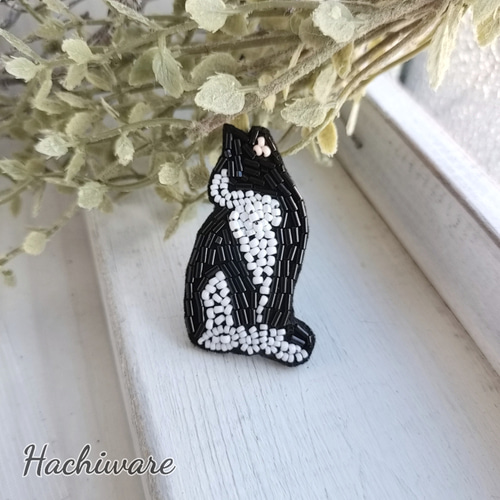 おすわり猫ハチワレ*ビーズ刺繍ブローチ ブローチ pinco 通販｜Creema 