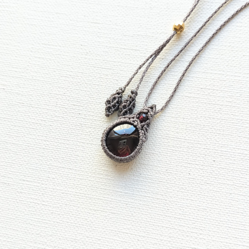 ブラックオパール、ロードライトガーネット マクラメ編み ネックレス ブラックオパール、ロードライトガーネット マクラメ編み