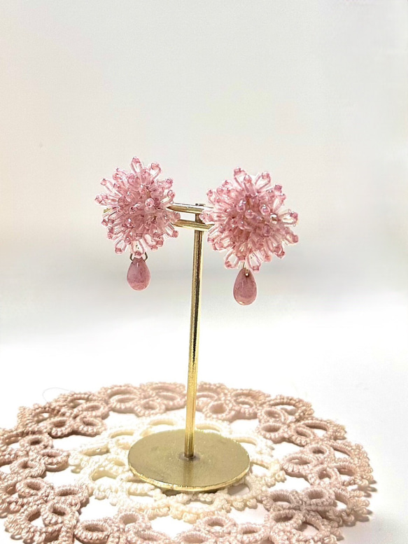 ビーズを編み込んだタティングレースのイヤリング ピンク 3枚目の画像