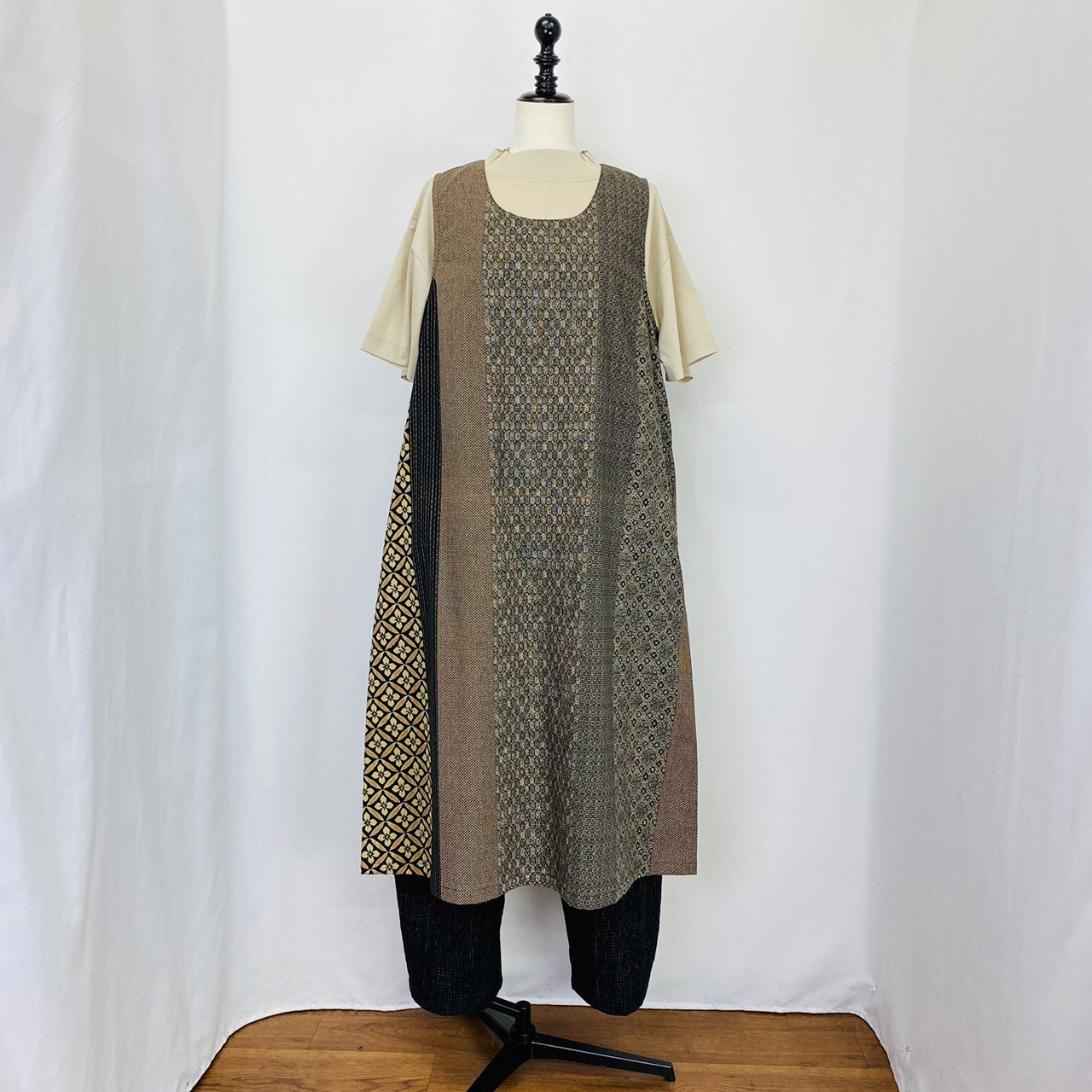 【安曇野染絣】ジャンパースカート 着物柄 大島紬風 和風 茶 綿100 天然素材 ミセス 膝下丈 エプロンワンピース        Ω