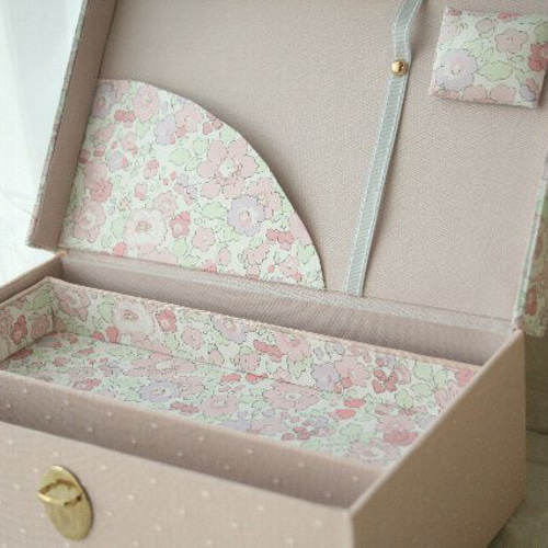 リバティ生地使用　裁縫箱　Lサイズ　ソーイングボックス　ベッツィ リバティ生地使用裁縫箱Lサイズソーイングボックスベッツィ