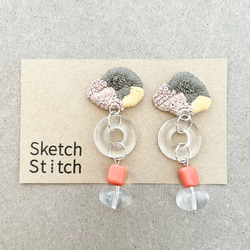 ash gray×coral刺繍ピアス 2枚目の画像