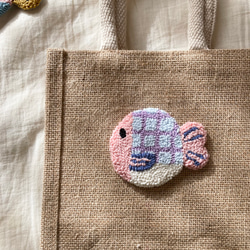 おさかな　ジュートバッグ　ランチバッグ　ミニ　麻　魚　カラフル　ナチュラル　プレゼント　ギフト　刺繍　パンチニードル 4枚目の画像