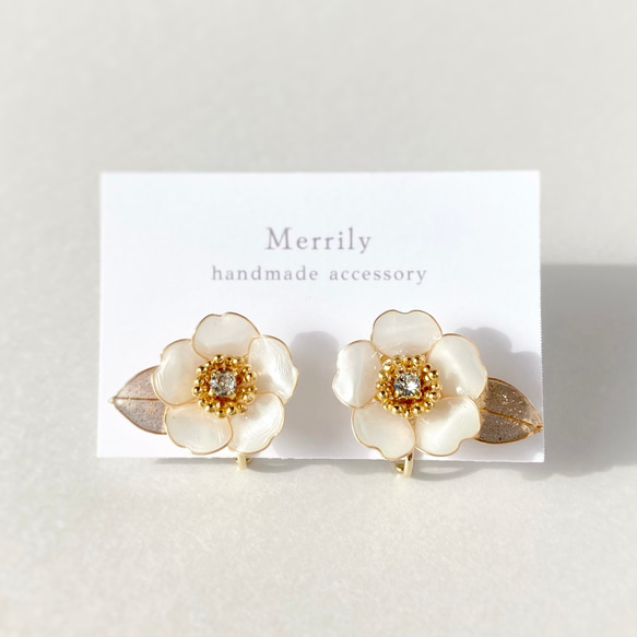 椿の花のひとつぶイヤリング／ピアス 白 お着物にも イヤリング 