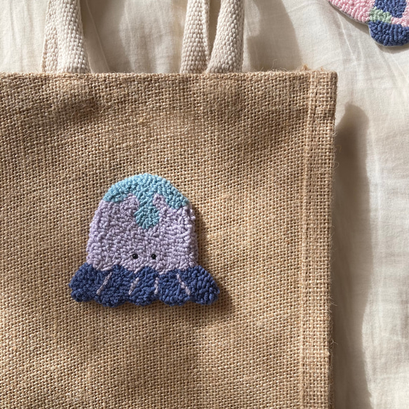 海の生き物　ジュートバッグ　ランチバッグ　ミニ　刺繍　もこもこ　マンボウ　カクレクマノミ　クラゲ　魚　ギフト　カラフル　 10枚目の画像