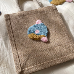 海の生き物　ジュートバッグ　ランチバッグ　ミニ　刺繍　もこもこ　マンボウ　カクレクマノミ　クラゲ　魚　ギフト　カラフル　 4枚目の画像