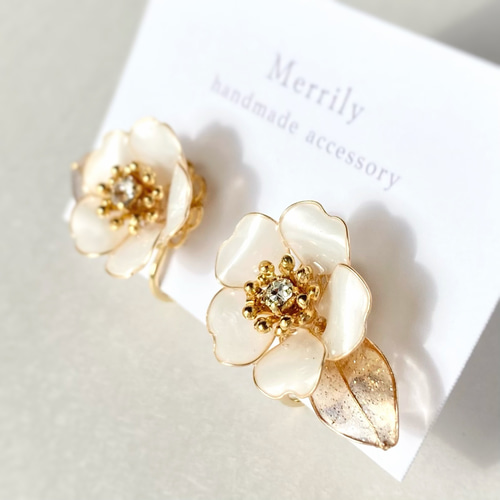 椿の花のひとつぶイヤリング／ピアスとリングのセット 白 お着物にも 