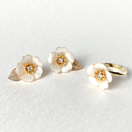椿の花のひとつぶイヤリング／ピアスとリングのセット 白 お着物にも 