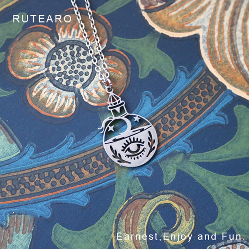 月と星の力で癒やされ中のプロビデンスの目 ー ネックレス 都市伝説